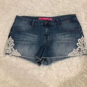 Denim shorts with appliqué